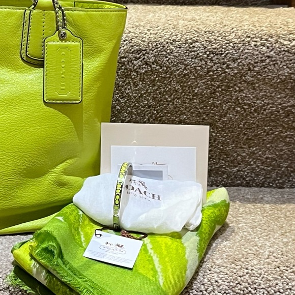 ๐๐HP๐๐Coach "RARE"- NWT Madison Tote #20466SV/KIWI w/ Scarf & Bracelet-All NWT - Picture 2 of 16